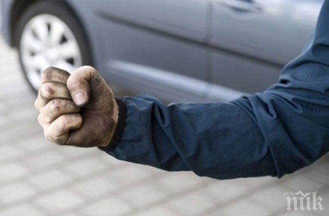 Баща и двамата му синове нападнаха мъж пред селски магазин