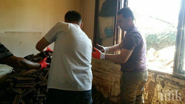 Македонски политици хванаха лопатите в битката с потопа (ВИДЕО)