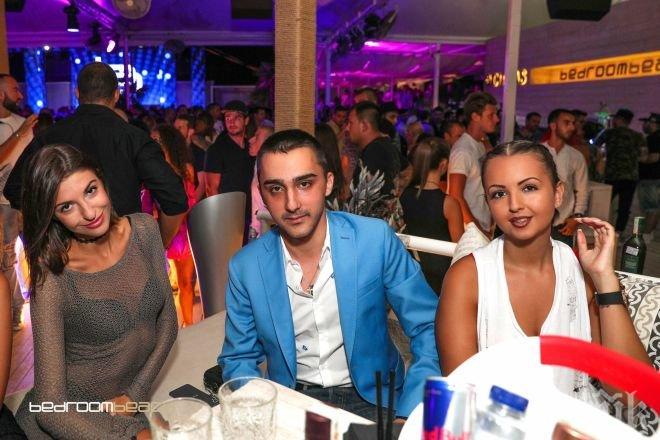 ПЪРВО В ПИК! Морски бръмчалки нападнаха Батков на Слънчака! Баровецът ги черпи с Моет, но налива пачки в стари баби (СНИМКИ)