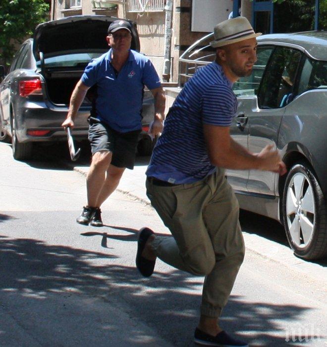 СУПЕР ЕКШЪН В ПИК! Доставчик на Доминос скочи с бухалка на софиянец посред бял ден (УНИКАЛНИ СНИМКИ) 