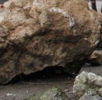 Паднала скала затвори пътя Юндола-Белово