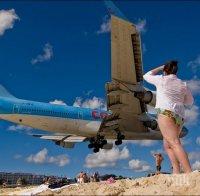 НА КОСЪМ! Военен самолет „обръсна“ плаж в Португалия