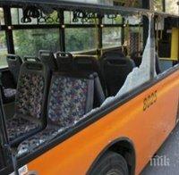 Нервак с БМВ натроши градски автобус с бухалка