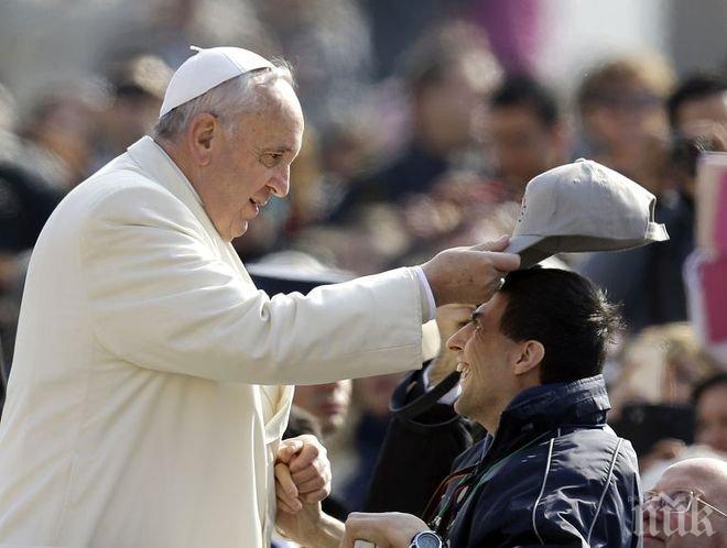 Папа Франциск глези бездомници с плаж и пица

