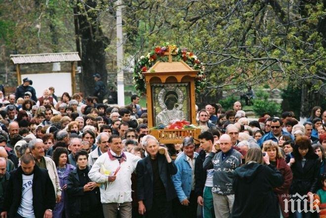 Хиляди богомолци за празника на Богородица в Бачковския манастир  