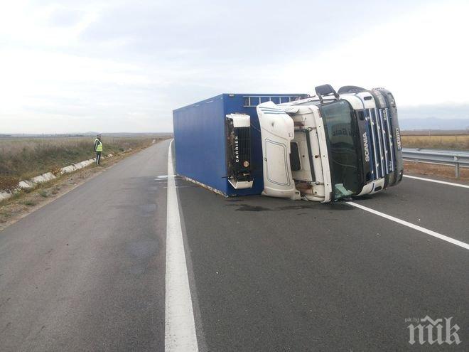 Извънредно! Камион се преобърна на магистрала Тракия, задръсти движението към София