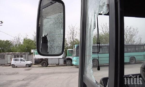 Пуснаха от ареста шофьора, потрошил автобус с бухалка в Пловдив