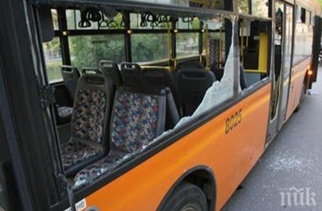 Нервак с БМВ натроши градски автобус с бухалка