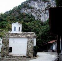 СВЕТОТАТСТВО! Чалга и кючеци във Врачанския манастир навръх Голяма Богородица