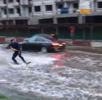 НОВА МОДА! Руснак показа завидни умения с уейкборд след рекордния дъжд в Москва (ВИДЕО)