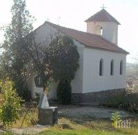 Знамение! Щъркели покриха с криле недостроения купол на църква в Катунци
