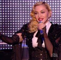 Мадона като чалгаджийките - навърши 58, качена на маса (ВИДЕО)
