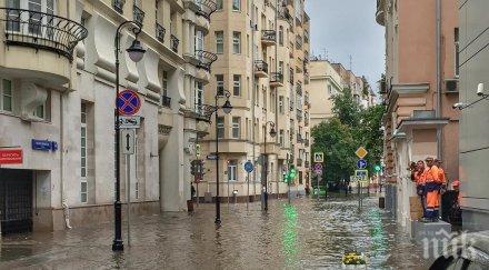 потоп москва градът плувна фекалии канализацията бълва нечистотии снимки видео