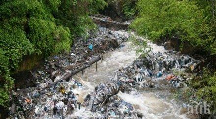 000 глоба замърсена река