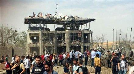 трима загинали атаката кола бомба диарбекир