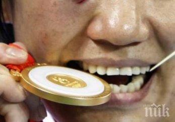 олимпийците захапват медалите