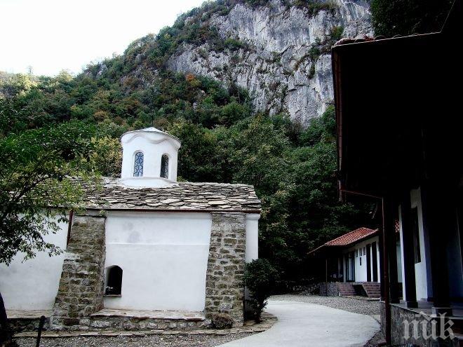 СВЕТОТАТСТВО! Чалга и кючеци във Врачанския манастир навръх Голяма Богородица