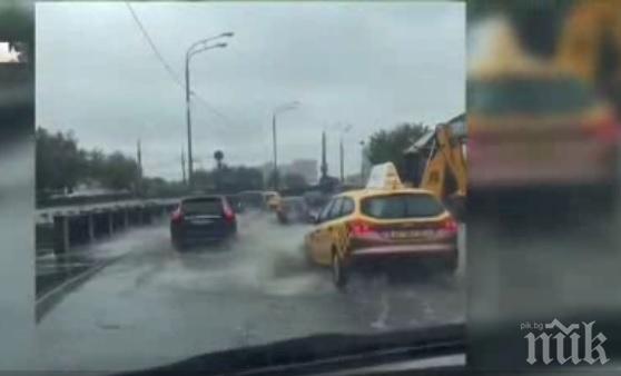 Река Яуза преля в Москва, парализира движението! (КАДРИ ОТ ПОТОПА)