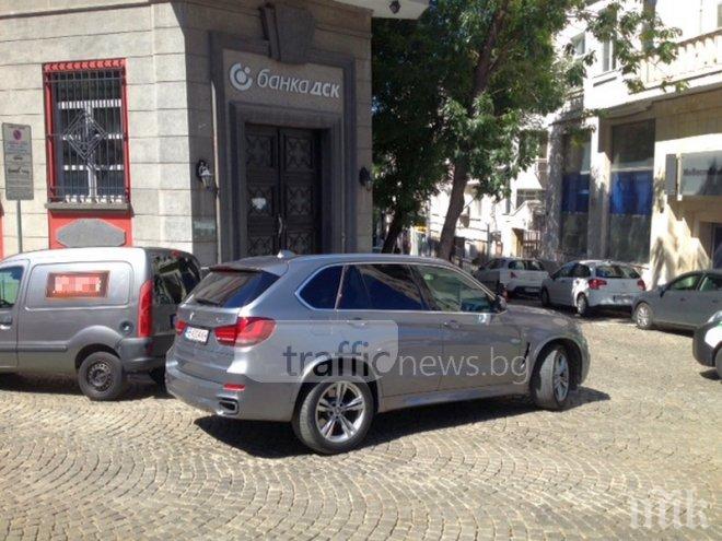 Нарушител-рекордьор! Влезе в забранена улица, спря на завой и блокира кръстовище