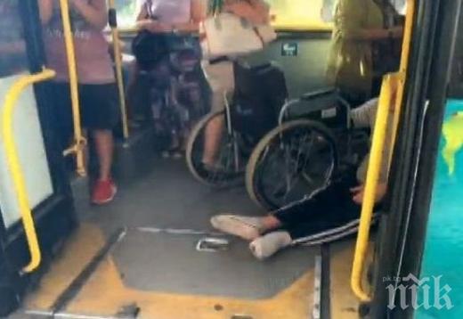 Шок! Шофьор на автобус по частна линия в София се гаври с инвалид