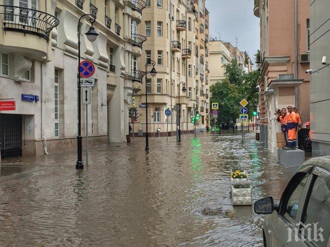 Потоп в Москва! Градът плувна във фекалии - канализацията бълва нечистотии (СНИМКИ И ВИДЕО)