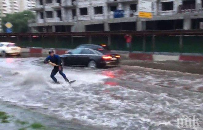 НОВА МОДА! Руснак показа завидни умения с уейкборд след рекордния дъжд в Москва (ВИДЕО)