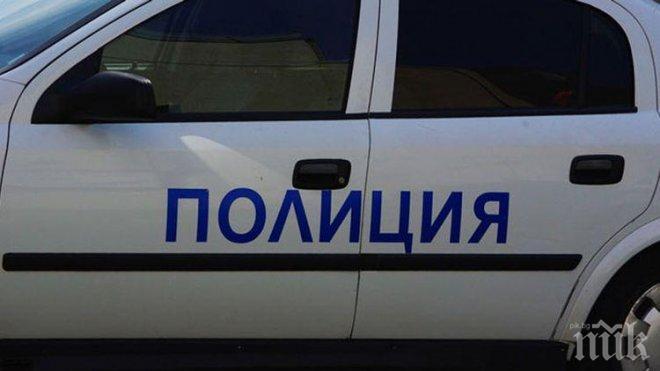 Психопат се барикардира с двете си деца и тъщата