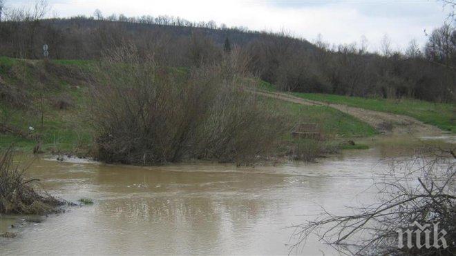 Извадиха удавено 14-годишно момче от изкуствен водоем на река Осъм