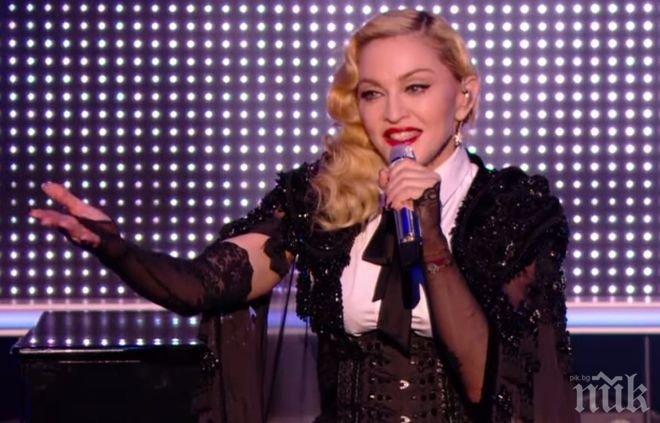 Мадона като чалгаджийките - навърши 58, качена на маса (ВИДЕО)