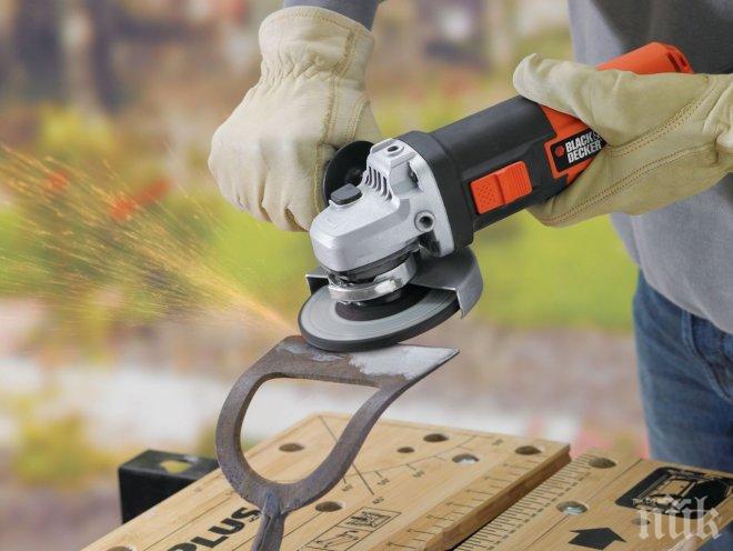 Мъж умря в колата си след порязване с ъглошлайф