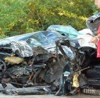 Опел се заби в цистерна на околовръстното на Карлово

