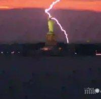 Мълния удари Статуята на свободата в Ню Йорк (ВИДЕО)
