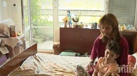 абсурди вместо пари майки деца увреждания получиха униформи грижат тях