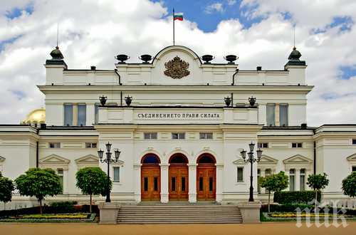 Меле  в центъра на София - двама души лежат на земята пред Парламента 