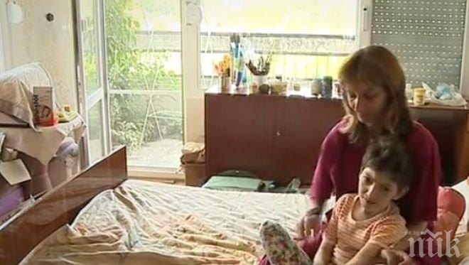 БГ абсурди: Вместо пари, майки на деца с увреждания получиха униформи, за да се грижат за тях 