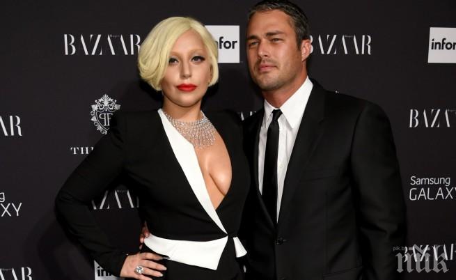 Лейди Гага страда по бившия си годеник, пази пръстена