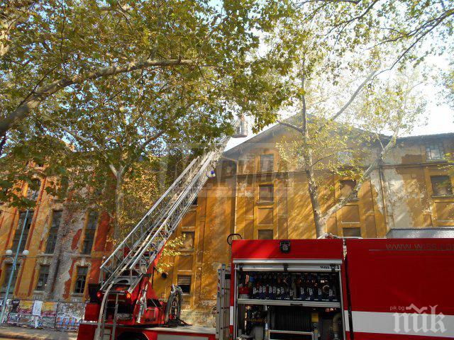 Стихията се разраства! Огънят се прехвърли върху още два склада в Пловдив!