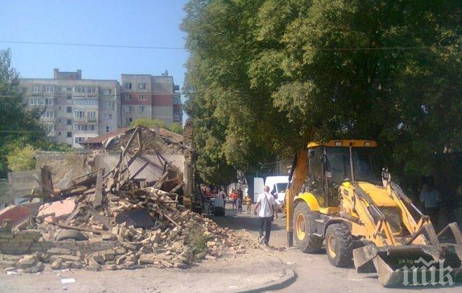 Ексклузивно! Суматоха в Максуда във Варна! Дойдоха багерите да събарят наред