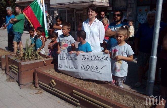 Жителите на Ново село се вдигат на бунт заради сметище (СНИМКИ)
