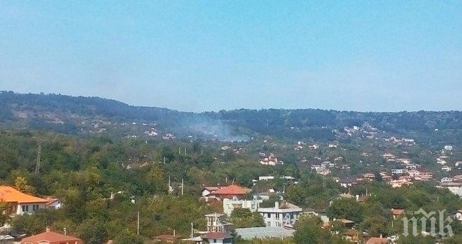 Две вили изпепели пожар в квартал Изгрев във Варна