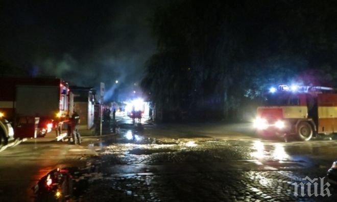 Екшън в Пловдив! Три пожарни гасят борсата на Кючука