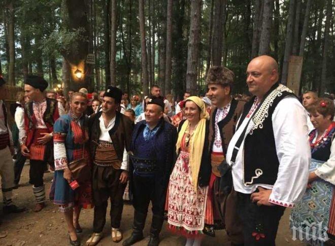 Първо в ПИК! Цветанов с народна носия в Жеравна - откри фестивал (СНИМКИ)