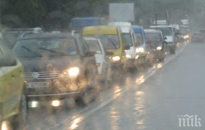 Заради дъжда: Три катастрофи в Пловдив, километрично задръстване