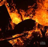 Страшен пожар в Хасково! Незаконен етаж лумна в пламъци, хората под него бягат панически