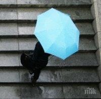 СИНОПТИЦИТЕ ПРЕДУПРЕЖДАВАТ: Дъжд ще ни пере и днес, ще гърми и вятърът ще се усилва