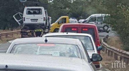 пътя осем ранени каблешково тежък сблъсък пострадали две малки деца снимки