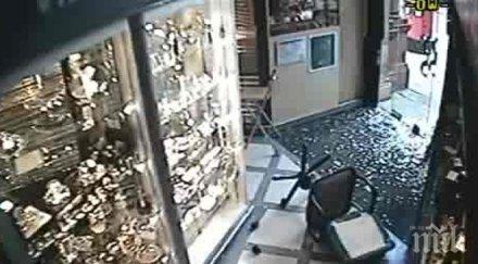 паника търговски център хората бягат заради шум стрелба видео