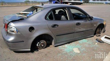 сръчковци свирепи автоджамбази разфасоваха аварирала кола докато собственикът търсел помощ снимки