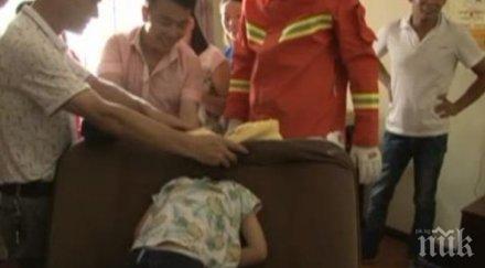 made china петима пожарникари вадят главата дете диван