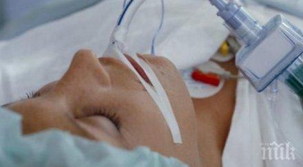 тревога годишна жена кома инсулт лекари борят живота